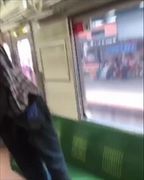 ภาพน่าระทึก! หนุ่มอินโดนีเซีย โชว์จับงูฟาดพื้นบนรถไฟ