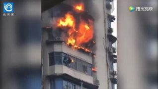 ไฟไหม้ระทึกแฟลตจีนสูง 30 ชั้น ชายห้อยตัวไต่ตึกหนีตาย