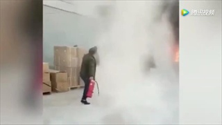 สยอง คนงานจีนไฟลุกท่วมร่างหวิดดับ หลังวิ่งลุยกองเพลิงไปหยิบมือถือ