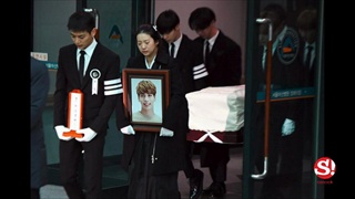 สุดเศร้า สมาชิกวง SHINee​ ร่วมพิธี​เคลื่อน​ย้ายโลงศพ​ "​จงฮยอน" ​ไปยังสุสาน
