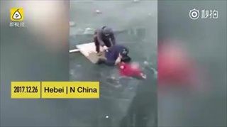 คลิปนาทีชีวิต หนุ่มจีนร่วมมือช่วยอาม่าติดในแม่น้ำที่กลายเป็นน้ำแข็ง
