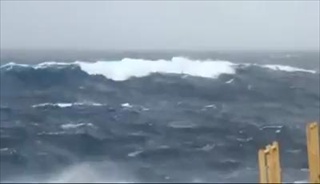 ชมกันชัดๆ  "เรือใหญ่" เจอพายุคลื่นยักษ์กลางทะเล สถานการณ์บอกเลยว่าน่ากลัวมาก