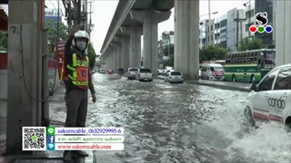 Sakorm News : ฝนตกหนักน้ำท่วมถนนแยกปู่เจ้าสมิงพราย