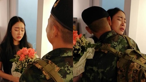 ถึงกับกลั้นน้ำตาไม่อยู่ ชมพลทหารกลับมาเซอร์ไพรส์แฟนพร้อมช่อดอกไม้สุดซึ้ง