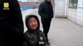 ยิ้มแก้มปริ เด็กชายรอรับแม่กับพี่สาวกลับบ้านตรุษจีน