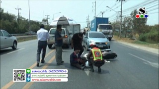 Sakorn News : รถจักรยานยนต์ชนท้ายเก๋งบาดเจ็บ