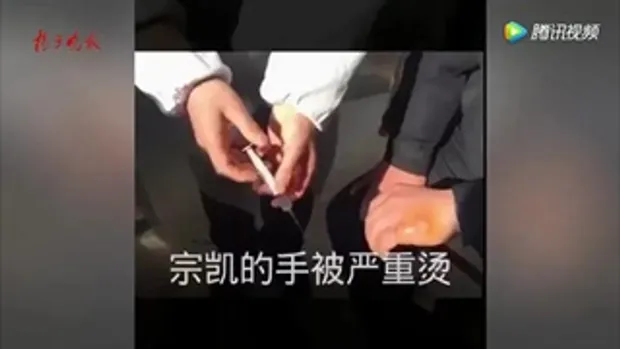 ระทึก ตำรวจจีนเสี่ยงชีวิต ยกถังแก๊สติดไฟออกจากบ้านไฟไหม้