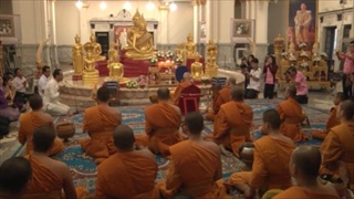 Sakorn News : ผู้ว่าราชการจังหวัดฉะเชิงเทราทำบุญตักบาตรตามโครงการถนนสายบุญ