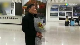 น่ารัก คุณปู่ชาวจีนถือดอกไม้รอรับคุณย่าที่สถานีรถไฟ