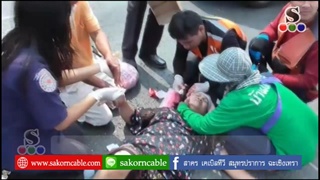 Sakorn News : ลุงป้า ขับรถข้ามถนนไม่ทันระวังถูกรถกระบะสาหัส