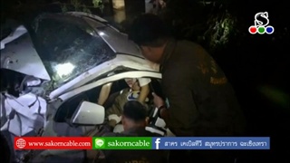 Sakorn News : สาวซิ่งกระบะชนแท่งปูนแบริเออร์แฉลบตกคลองหวิดดับ