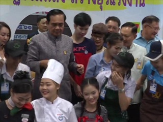 นายกฯแทบล้ม! เมื่อนักเรียนแห่วิ่งกรูแชะภาพร่วม