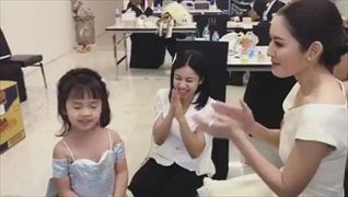 แม่แอฟ ภูมิใจ "น้องปีใหม่" ทำงานได้แบบมืออาชีพใส่ชุดราตรีหนักเป็นกิโล