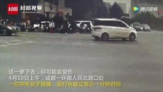 งานนี้เจอคุก หญิงจีนพุ่งเตะ-ตบตำรวจ เหตุสามีขี่รถผิดกฎแล้วโดนเรียกตรวจ