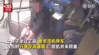 ระทึก ลุงจีนนั่งรถเลยป้ายพุ่งแย่งพวงมาลัยคนขับ ชายสุดทนโดดถีบเต็มแรง