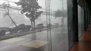 คลิประทึก! พายุกระหน่ำเมืองขอนแก่น สายไฟฟ้าระเบิดกลางฝน