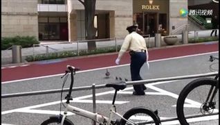 น่ารักจริงๆ ตำรวจจราจรญี่ปุ่นโบกหยุดรถ พาครอบครัวเป็ดข้ามถนน