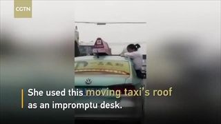 อะไรดลใจ? นักเรียนหญิงเสี่ยงตายนั่งทำการบ้านนอกรถแท็กซี่