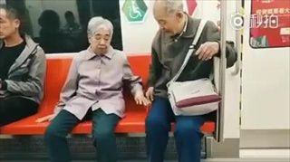 คู่รักสูงวัย จูงมือกันขึ้นรถไฟฟ้าใต้ดิน แต่แล้วคุณตา ก็ทำในสิ่งที่ดูแล้วจะต้องอมยิ้ม