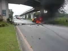 อุบัติเหตุรถพลิกคว่ำไฟไหม้ เด็กเกือบโดนย่างสด