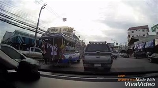 คลิปนาที! นักเรียนตกรถสองแถว