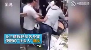 ดราม่าหนัก หลุดคลิปเทศกิจจีนเหยียบหัวเจ้าของร้านค้า รุกล้ำทางเท้า