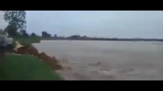 เกิดเหตุเจดีย์ริมแม่น้ำอิรวดีพังถล่มต่อหน้าต่อตาชาวบ้านเมียนมา