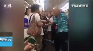 ชาวเน็ตจีนด่าแรง ชายแก่ตบหน้าหญิงบนรถไฟใต้ดิน เพราะไม่ลุกให้นั่ง