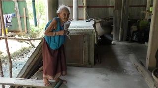 พบคุณยาย 5 แผ่นดิน อายุ 106 ปี เดินบนสะพานไม้แผ่นเดียวข้ามคลอง