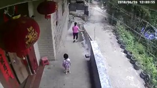 แม่ชาวจีนชะล่าใจ ปล่อยพี่เข็นรถน้อง
