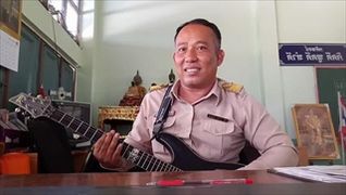 คุณครูพันธุ์ร็อก ! โชว์เล่นกีต้าร์ เพลงในตำนานยุคอีโม โยกคอแทบหัก