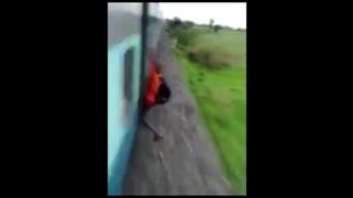 หนุ่มอินเดีย โชว์โหนรถไฟสุดท้ายเจ็บหนัก