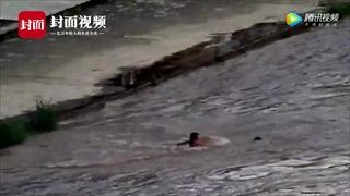 นาทีชีวิต ตำรวจจีนโดดลงแม่น้ำไหลเชี่ยว ช่วยเด็กชายจมน้ำรอดหวุดหวิด