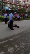 ตกใจปนงง หญิงจีนถูกมัดตัว นอนขวางอยู่กลางถนน