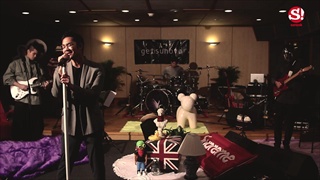บุกห้องซ้อมฟัง 