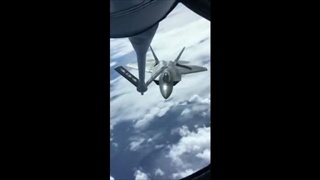 คลิป เครื่องบินรบ F-22 เติมน้ำมันกลางอากาศ