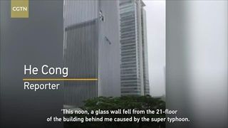 ไต้ฝุ่นมังคุด ซัดกระจกตึกสูงร่วงพื้น นักข่าวจีนสะดุ้งหนีสุดตัว
