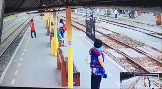 คลิปนาที พนง.การรถไฟ วิ่งผลักชายยืนบนราง ขวางทางเดินรถ