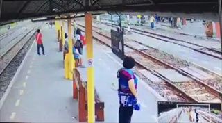 คลิปนาที พนง.การรถไฟ วิ่งผลักชายยืนบนราง ขวางทางเดินรถ