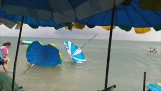 ชายหาดบางแสนฝนลมแรงพัดร่มปลิวว่อน