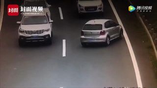 แบบนี้ก็มี หญิงจีนเลี้ยวผิด กลับรถ-ขับสวนเลนบนทางด่วน ทำรถติดยาว