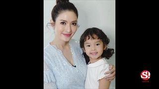 คุณแม่สอนมาดี น้องปีใหม่ ลูกสาวแอฟ ทักษอร ชอบเข้าวัดทำบุญใส่บาตร