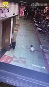 ตร.จีนเร่งสืบ กล้องวงจรปิดบันทึกได้ภาพ แม่ใจร้ายทุบตี-กระทืบลูกกลางถนน