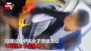 ครอบครัวจีนหัวร้อน รุมตีคนขับฟันหน้าหลุด เหตุเพราะจะลงรถเมล์ประตูหน้า