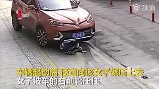 ใครผิด? ชาวเน็ตจีนเถียงกันยับ หลังเอสยูวีชนทับสาวนั่งเล่นมือถือหน้ารถ