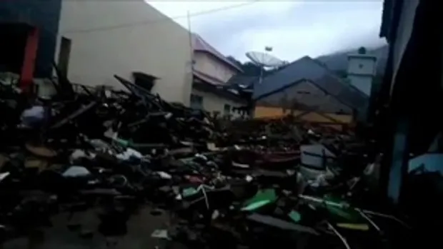 คลิปบ้านเรือนพังราบ หลังสินามิพัดถล่มอินโดฯ