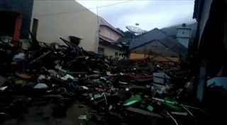 คลิปบ้านเรือนพังราบ หลังสินามิพัดถล่มอินโดฯ