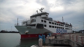 ผู้โดยสาร ทยอยเดินทางออกจากเกาะสมุย ขณะเรือเฟอร์รี่หยุดวิ่งเที่ยงนี้