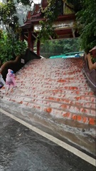 เชียงใหม่ฝนถล่มหนัก เกิด "น้ำตก" ที่บันไดวัดพระธาตุดอยสุเทพ