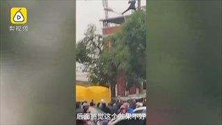เมาแล้วซ่า ชายจีนปีนสายไฟฟ้าแรงสูง 10 เมตร ไต่ไปมานึกว่าเป็นนักกายกรรม